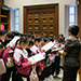 參加終審法院學校導賞活動的學生參觀圖書館