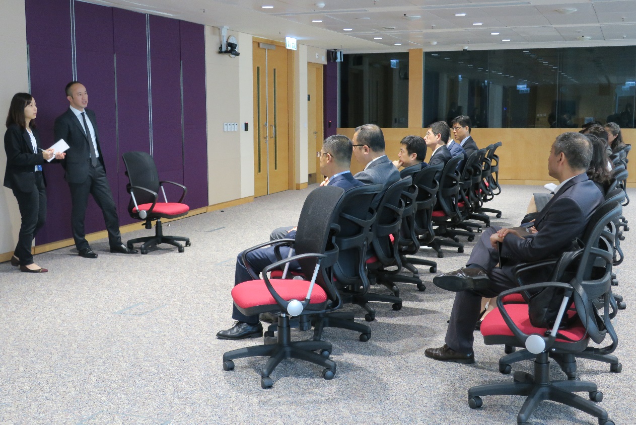 Mr Victor SO, Acting Chief Magistrate, meets with a group of 21 Mainland judges attending the 5th and 6th Doctor of Juridical Science Programme for Chinese Senior Judges of the City University of Hong Kong (28 March)