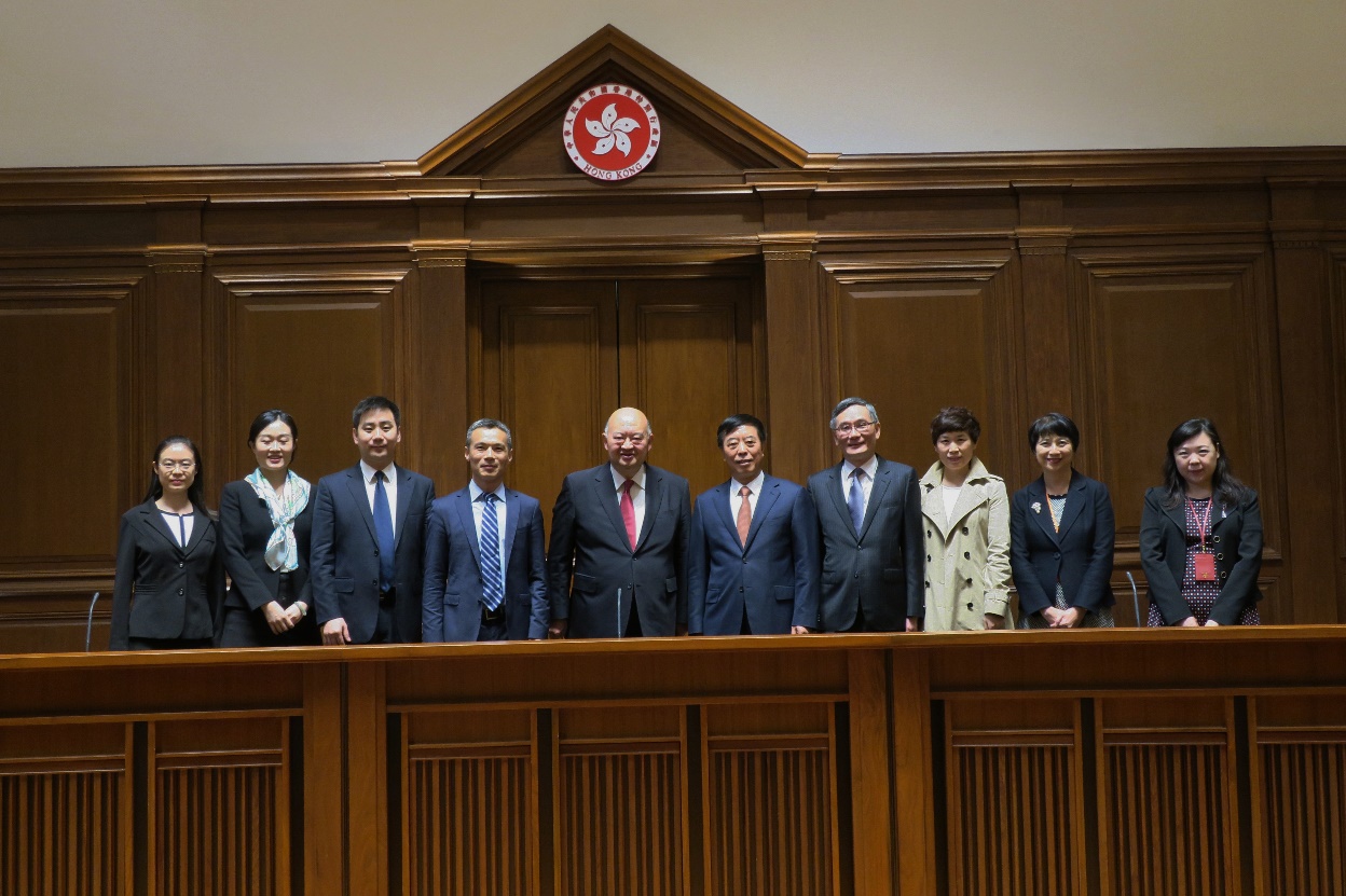 Chief Justice MA, the Hon Mr Justice CHEUNG, Permanent Judge of the Court of Final Appeal, and Miss Emma LAU, Judiciary Administrator, meet with a six-member delegation led by Mr YANG Wanming, Vice-President of the Supreme People’s Court (2 April)