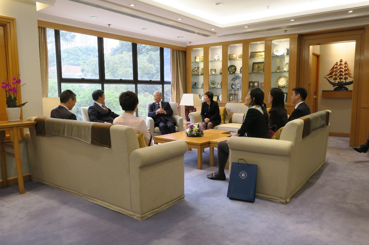 The Hon Mr Justice YEUNG, Acting Chief Judge of the High Court, and the Hon Madam Justice CHU, Justice of Appeal of the Court of Appeal of the High Court, meet with a six-member delegation led by Mr YANG Wanming, Vice-President of the Supreme People’s Court (2 April)