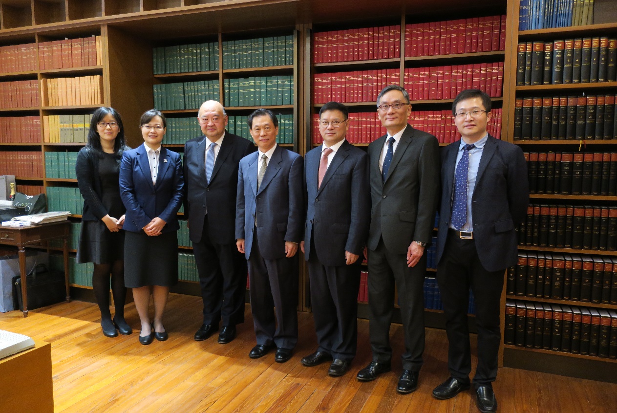 終審法院首席法官馬道立及終審法院常任法官張舉能與國務院港澳事務辦公室副主任鄧中華率領的五人代表團會面(四月十七日)