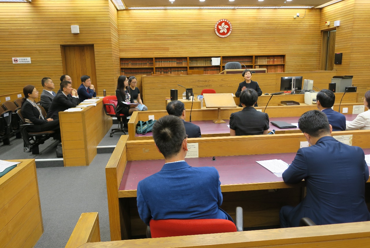 The Hon Madam Justice CHU, Justice of Appeal of the Court of Appeal of the High Court, meets with a group of 25 Chinese senior judges participating at the 14th Advanced Programme for Chinese Senior Judges organized by the City University of Hong Kong (27 May)