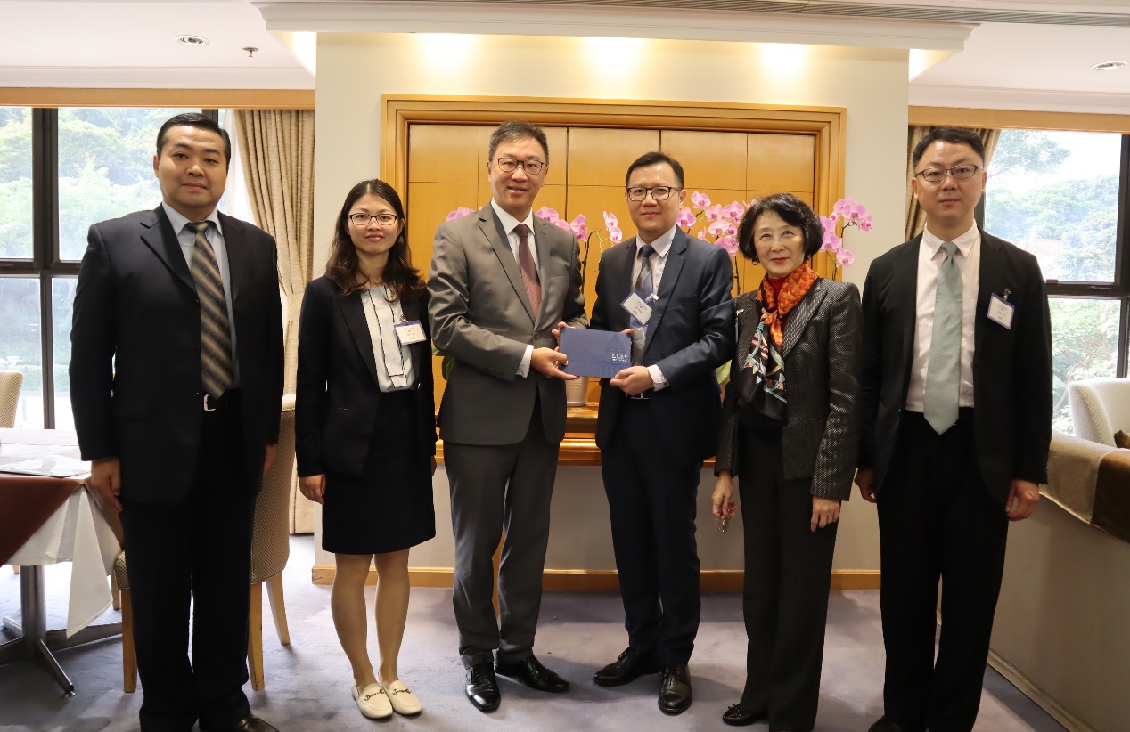 The Hon Mr Justice LOK, Judge of the Court of First Instance of the High Court, meets with a four-member delegation from the Shanghai High People’s Court, Shanghai Financial Court, Pudong New Area People’s Court of Shanghai and Huangpu District People’s Court of Shanghai (20 December)