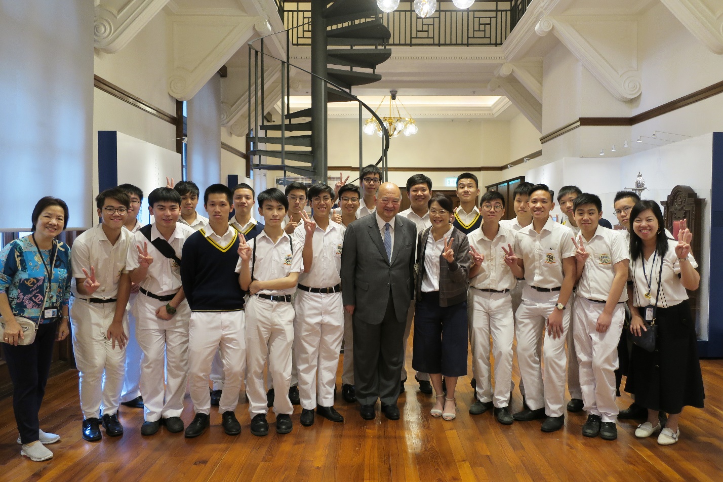 Secondary school students joining the school guided visit to the Court of Final Appeal take photo with Chief Justice MA