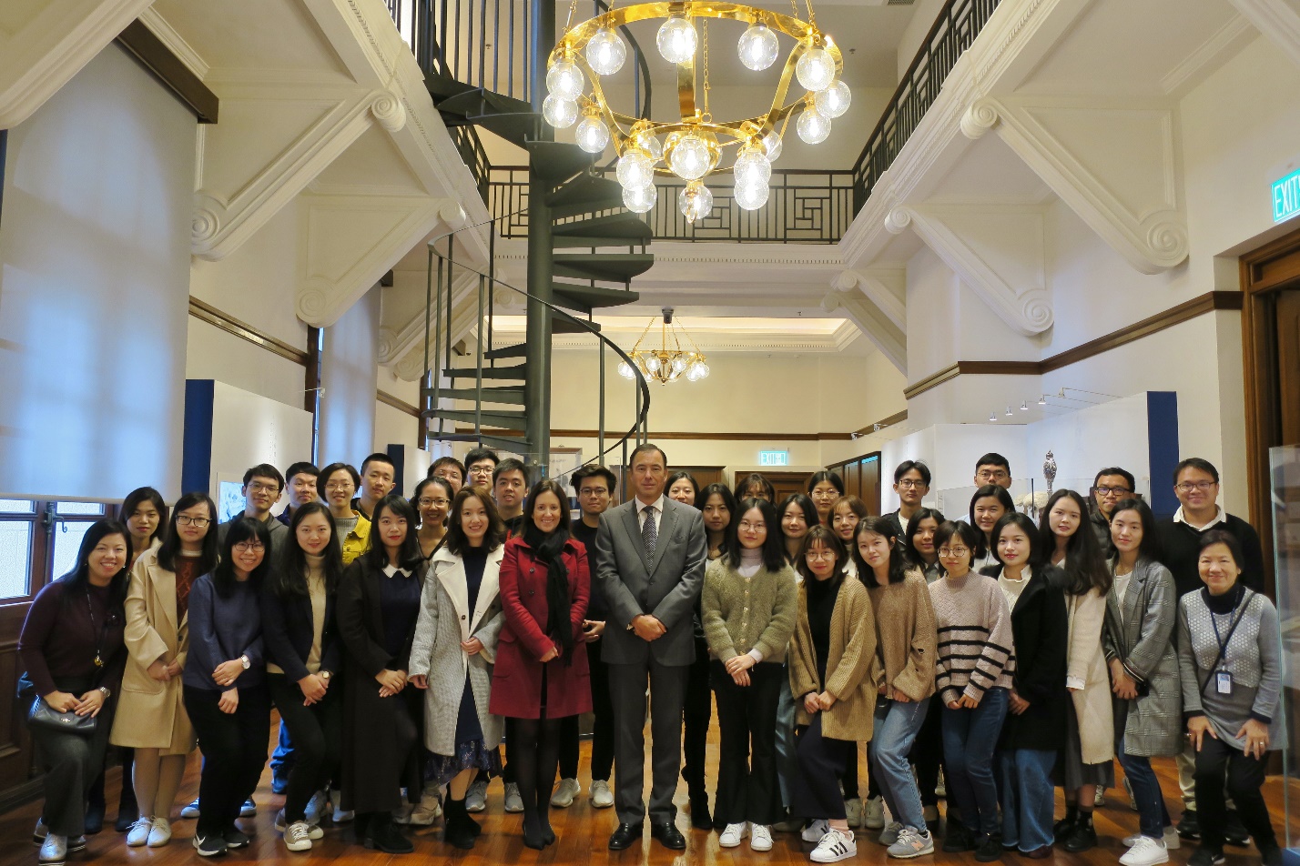 University students joining the school guided visit to the Court of Final Appeal take photo with the Hon Mr Justice FOK, Permanent Judge of the Court of Final Appeal