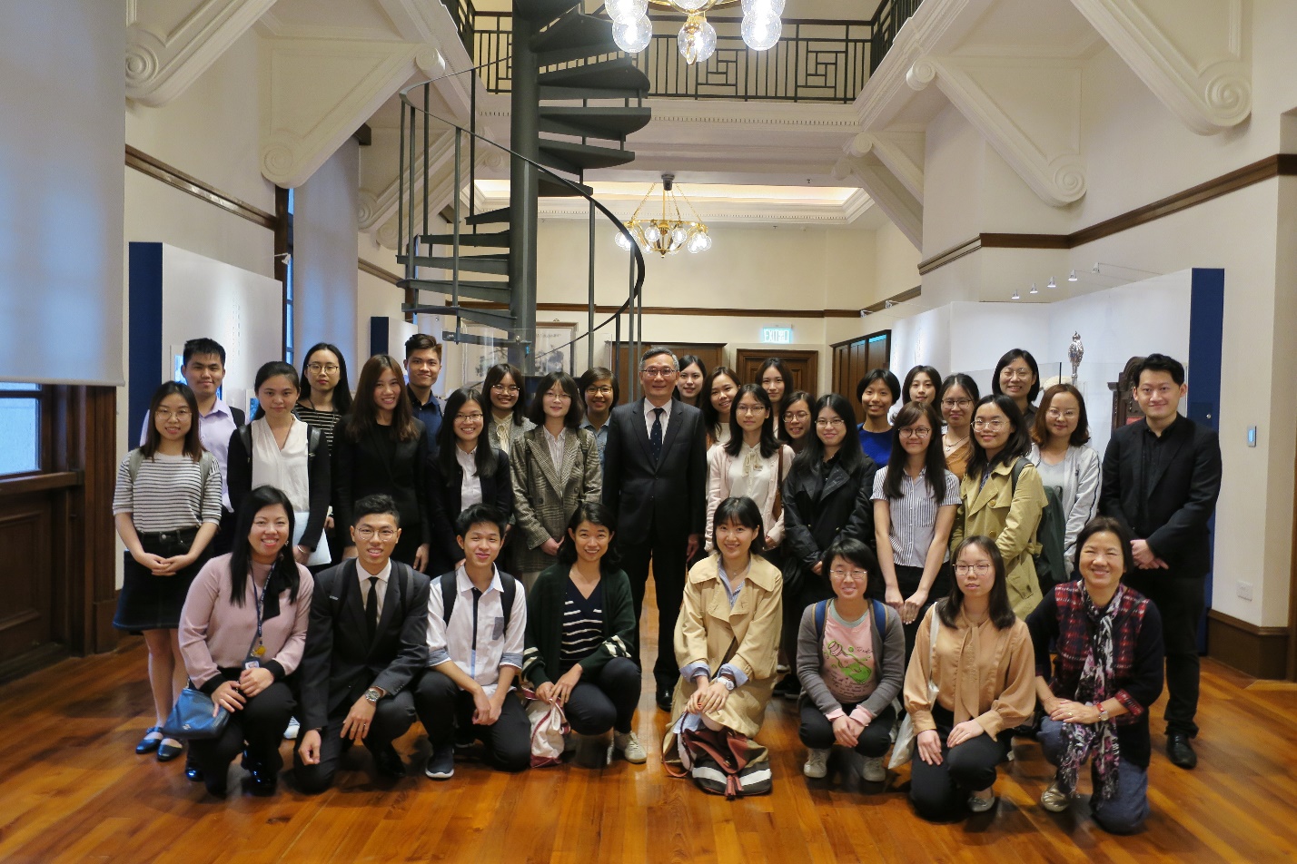 University students joining the school guided visit to the Court of Final Appeal take photo with the Hon Mr Justice CHEUNG, Permanent Judge of the Court of Final Appeal