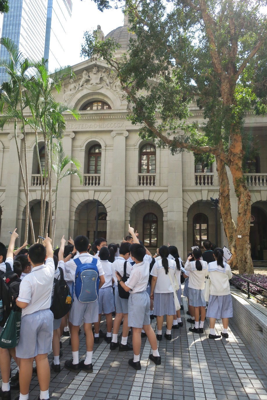 Students joining the school guided visit to the Court of Final Appeal learn about the architectural features of the Court of Final Appeal Building