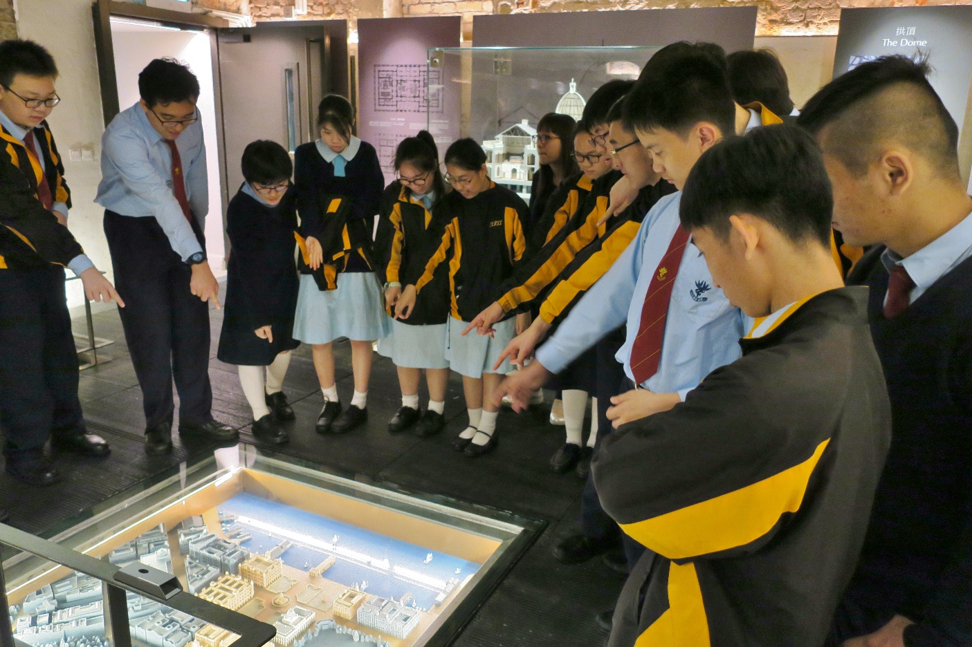 參加終審法院學校導賞活動的學生參觀建築歷史展覽廊