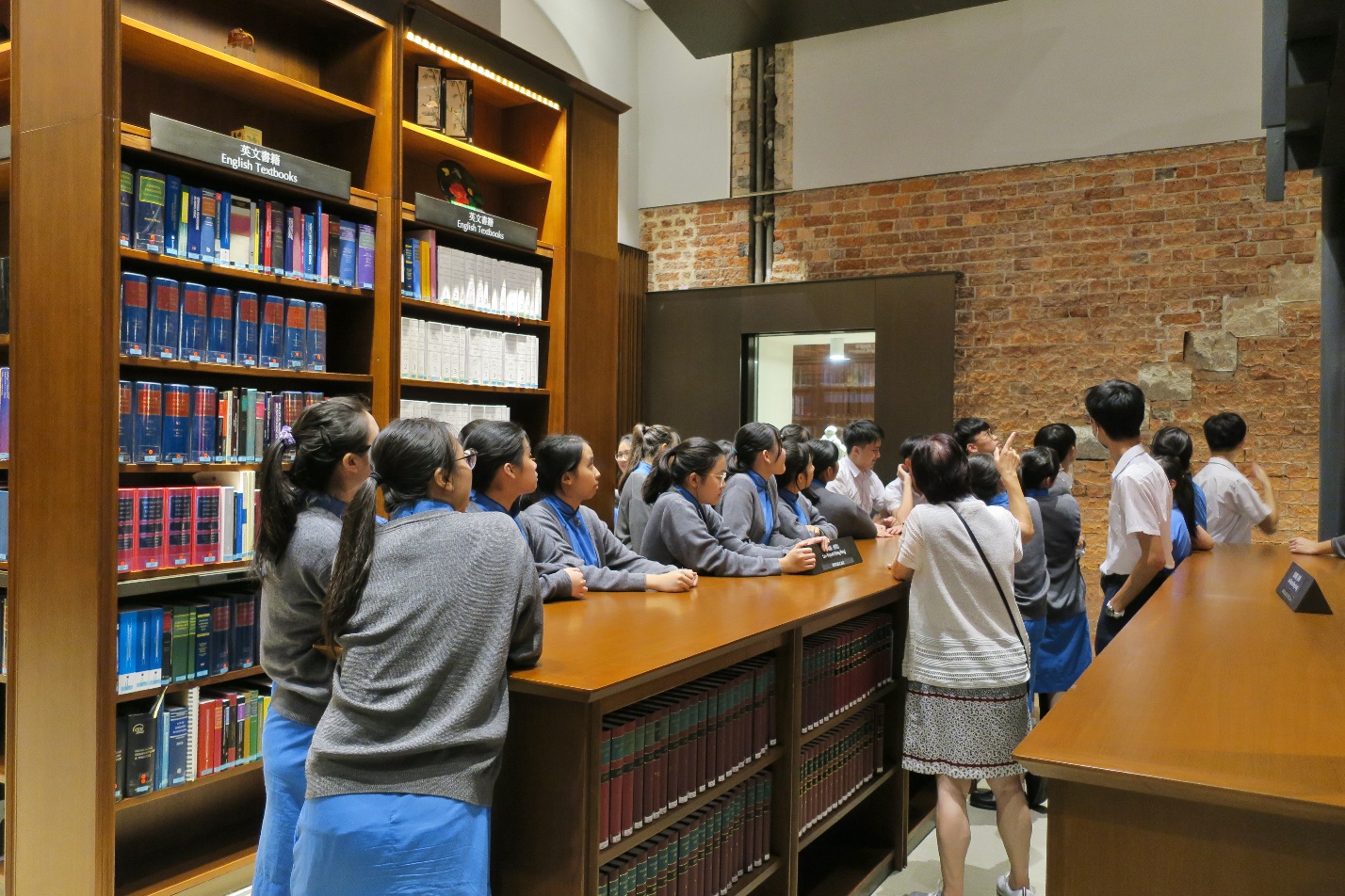 Students joining the school guided visit to the Court of Final Appeal visit the library