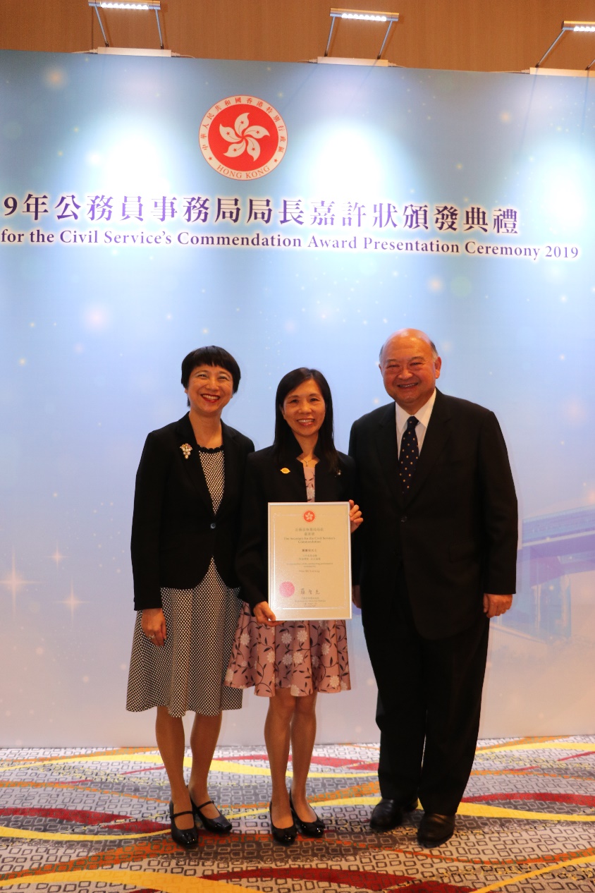 Chief Justice MA congratulates Miss SIU Lai-king, Jaime, Senior Personal Assistant, who receives the Secretary for the Civil Service’s Commendation Award 2019