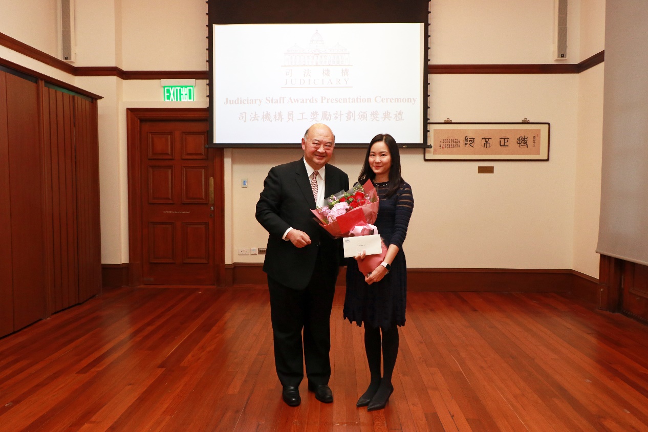 Chief Justice MA congratulates Ms LEE Yuen-kwan, Crystal, Senior Executive Officer who receives The Ombudsman's Awards 2019