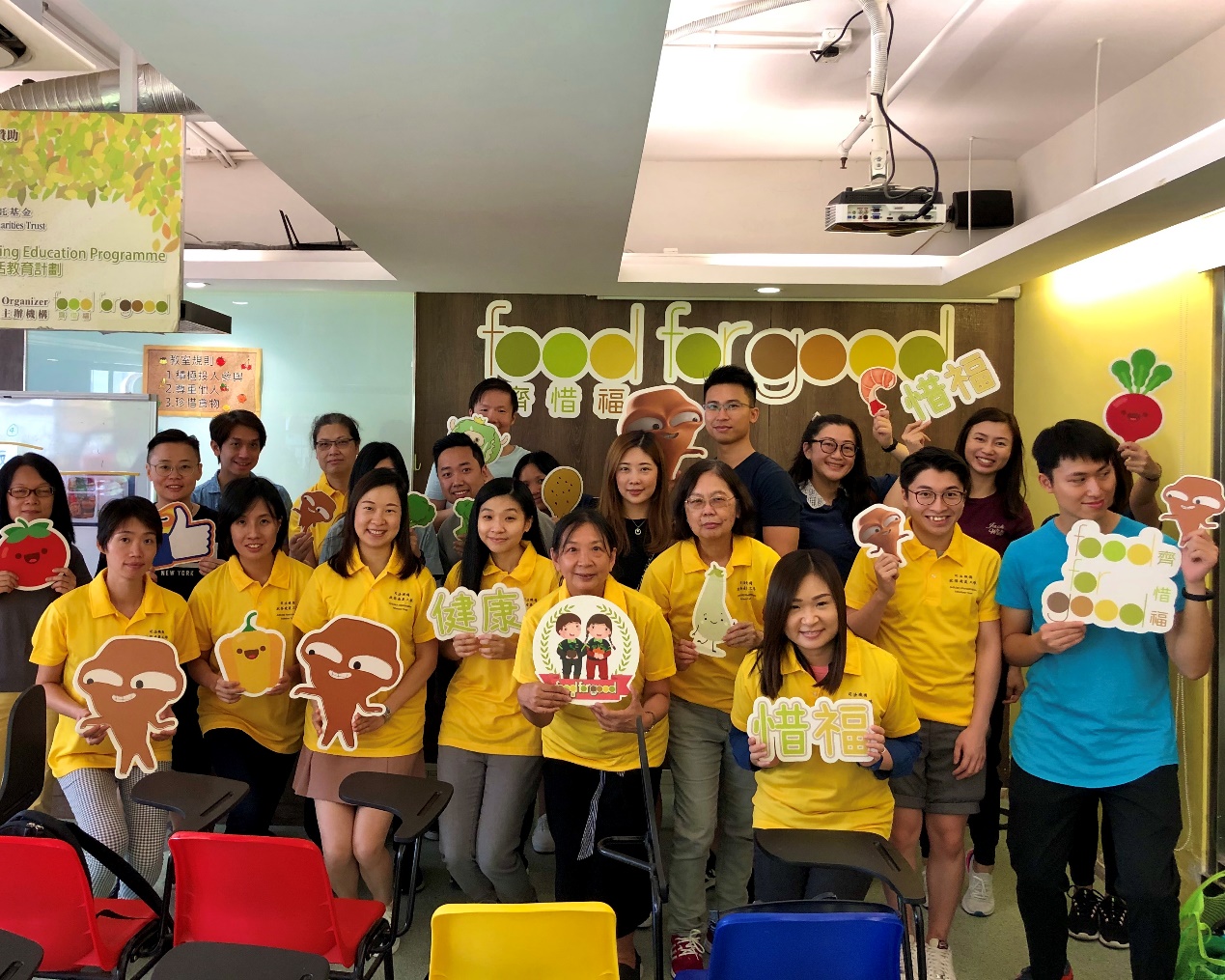 Judiciary Administration Volunteer Team prepares meal boxes for needy people in Yau Tong