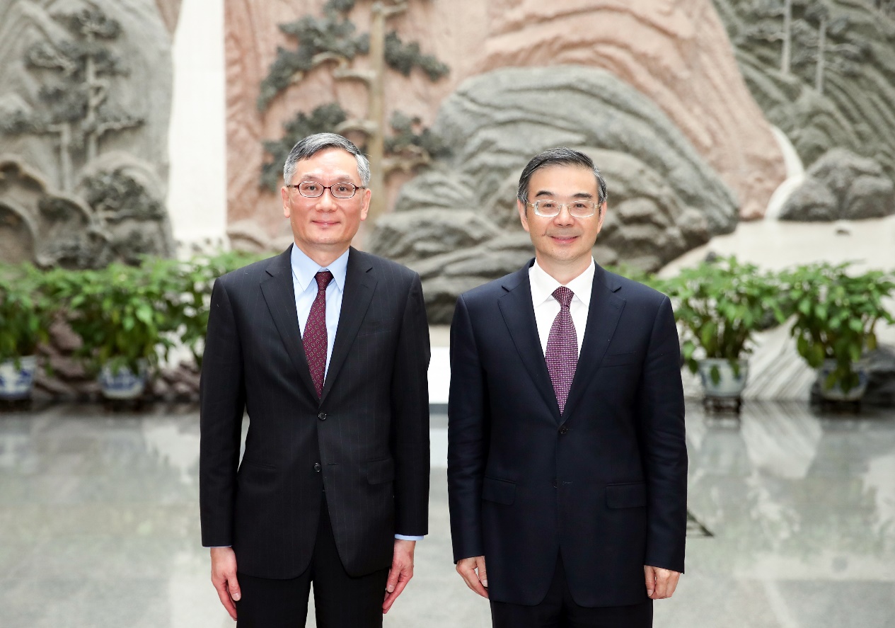 The Hon Chief Justice Andrew CHEUNG (left) is pictured with the President of the Supreme People's Court, Chief Justice Zhou Qiang (right), in Beijing (18 May)
