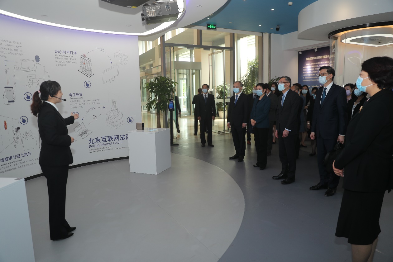 The Hon Chief Justice Andrew CHEUNG (third from right) leads a delegation to visit Beijing Internet Court during their visit to Beijing (20 May)