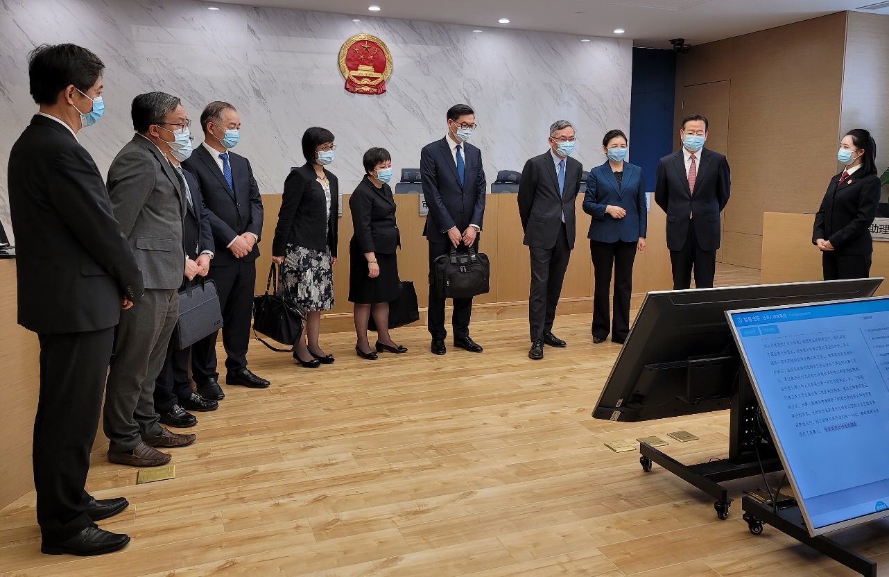 The Hon Chief Justice Andrew CHEUNG (fourth from right); the Hon Mr Justice Jeremy POON (fifth from right), Chief Judge of the High Court; and the Hon Madam Justice Carlye CHU, JA, (sixth from right), Justice of Appeal of the Court of Appeal of the High Court, visit Beijing Internet Court during their visit to Beijing (20 May)