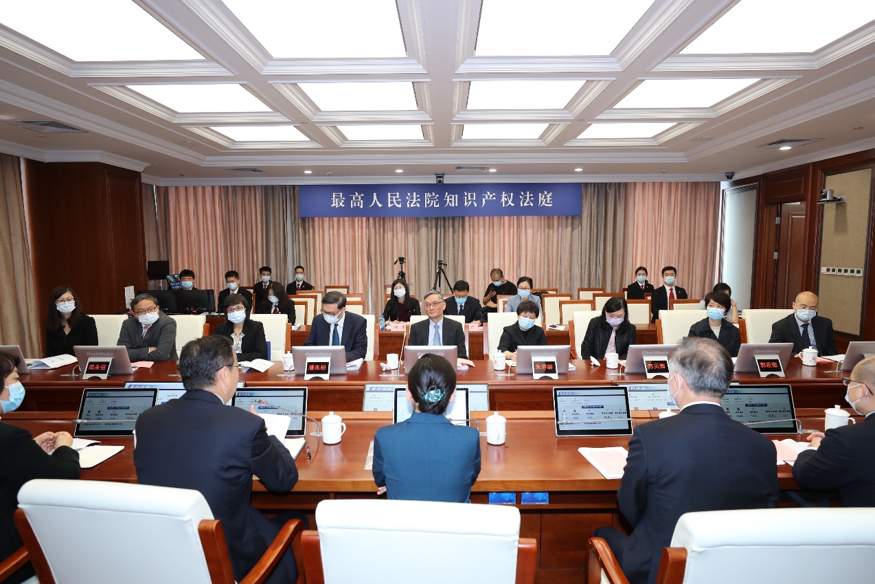 The Hon Chief Justice Andrew CHEUNG (second row - centre); the Hon Mr Justice Jeremy POON (second row – fourth from left), Chief Judge of the High Court; and the Hon Madam Justice Carlye CHU, JA, (second row – fourth from right), Justice of Appeal of the Court of Appeal of the High Court, visit the Intellectual Property Court of the Supreme People’s Court during their visit to Beijing (20 May)