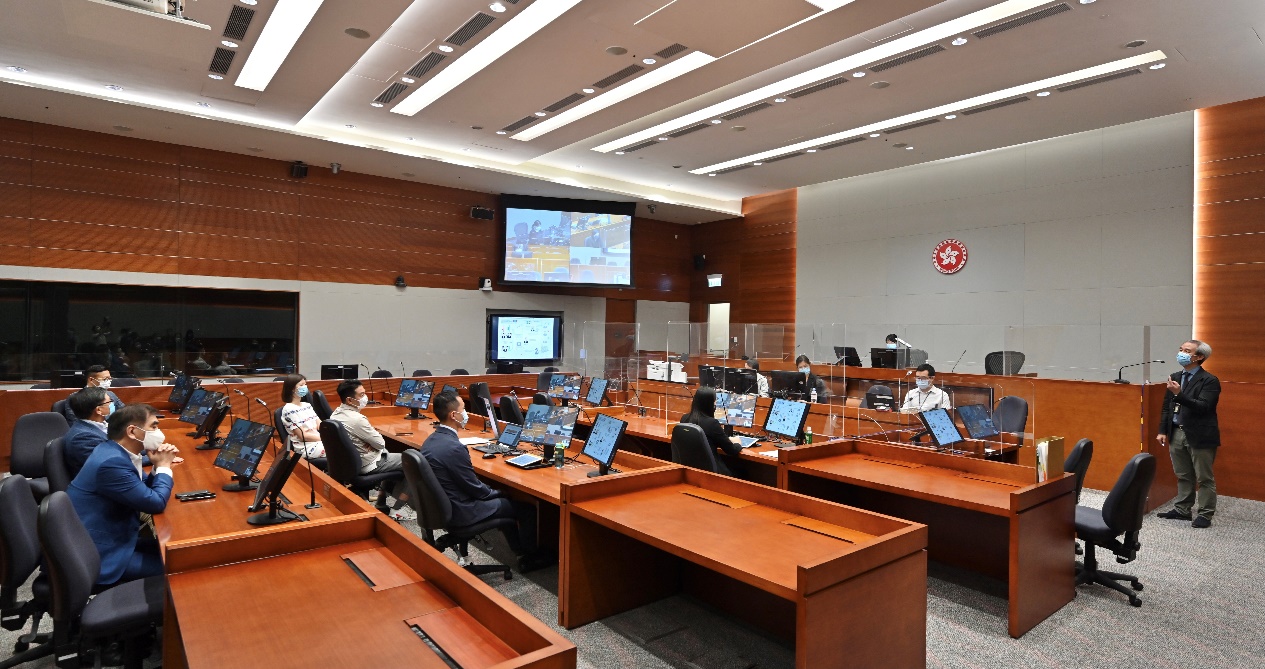 Members of the Legislative Council Panel on Administration of Justice and Legal Services are shown a demonstration on application of technology in court during a guided tour inside the newly renovated Mega Court at the West Kowloon Law Courts Building (20 August)