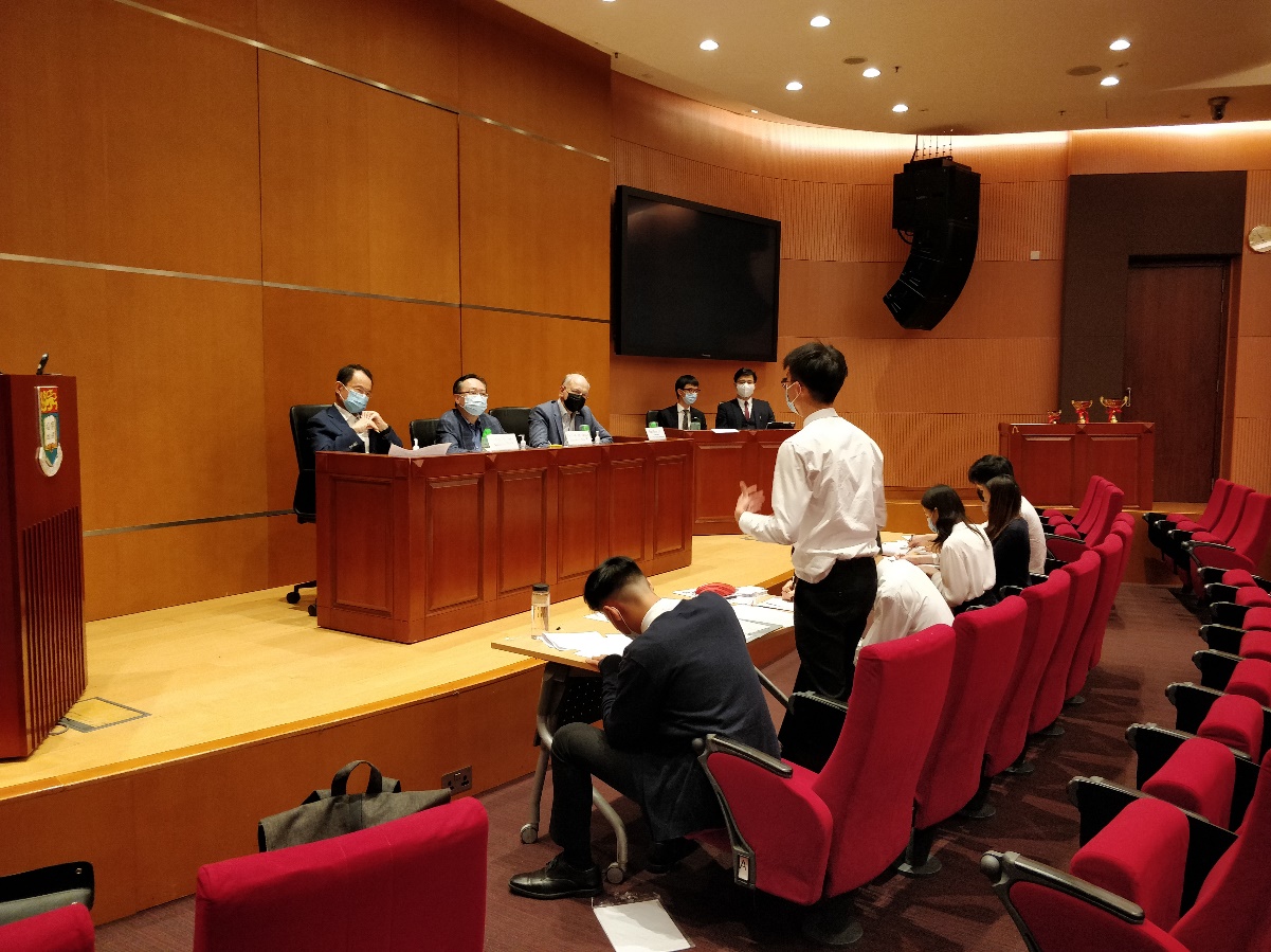 The Hon Mr Justice Johnson LAM (second from left), Permanent Judge of the Court of Final Appeal; and the Hon Mr Justice Anthony CHAN (left), Judge of the Court of First Instance of the High Court, adjudicate the Bar Association Debating Competition 2021 (1 August)