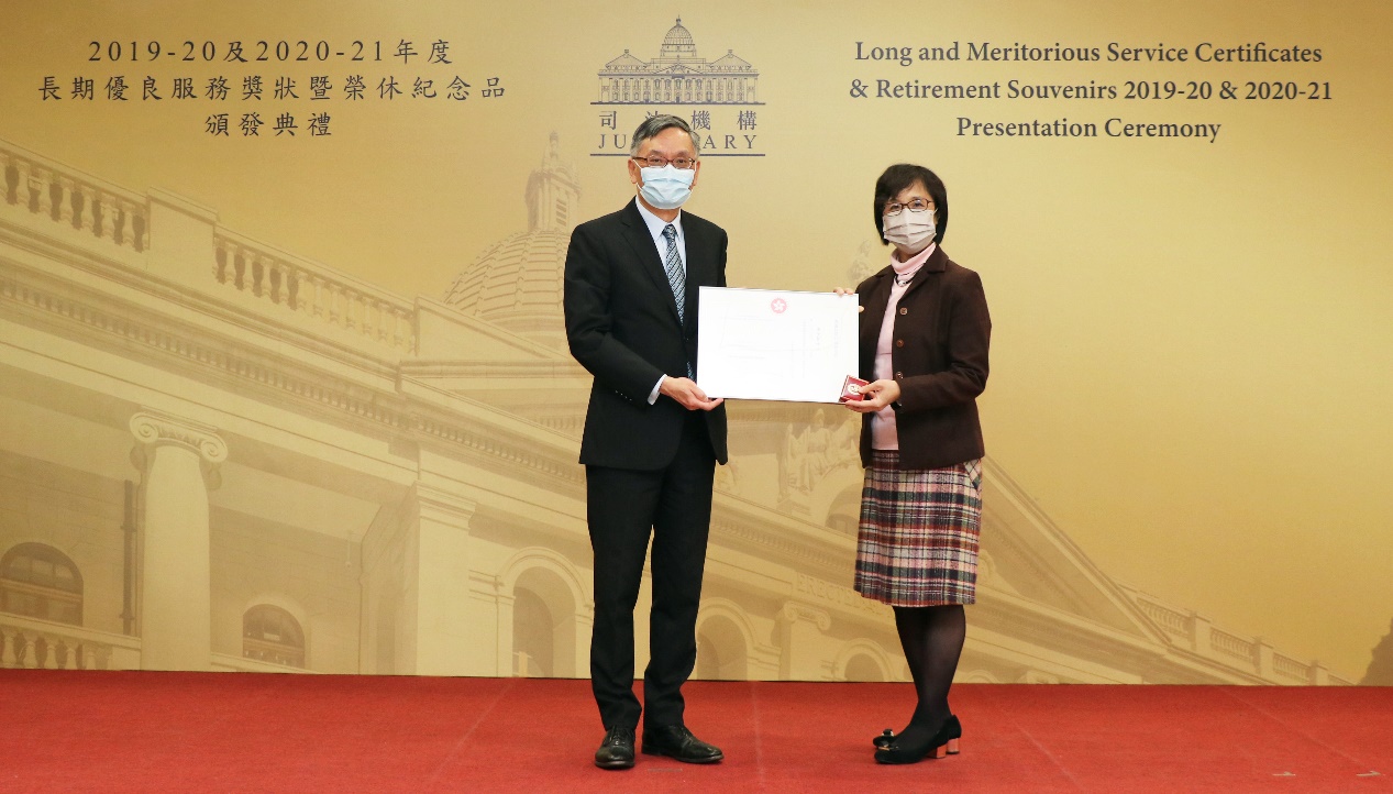 The Hon Chief Justice Andrew CHEUNG presents the Long and Meritorious Service Certificate to Ms Esther LEUNG, Judiciary Administrator