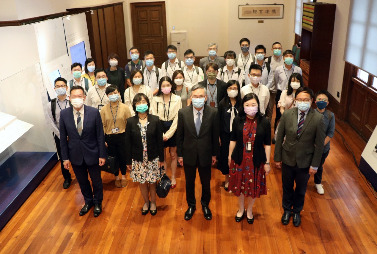 The Hon Chief Justice Andrew CHEUNG takes a picture with new staff attending the Induction Course