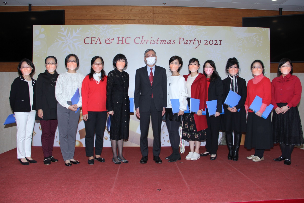 The Hon Chief Justice Andrew CHEUNG takes a picture with staff at the Court of Final Appeal and High Court Christmas Party 2021