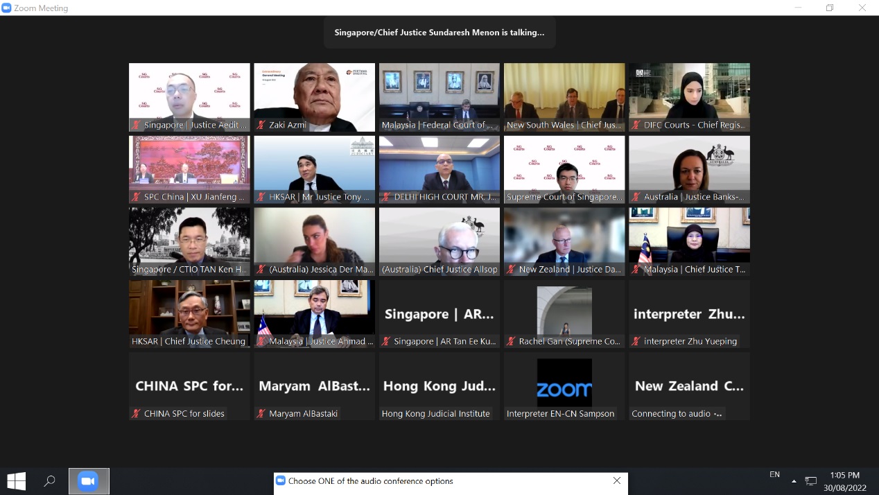 終審法院首席法官張舉能(由上而下第四排左一)透過視像會議出席由新加坡最高法院主辦的首席法官與主理科技事宜法官首次會議，高等法院原訟法庭法官潘兆童(第二排左二)亦透過視像會議方式在會上致辭 (八月三十日)<br />（相片：新加坡最高法院）