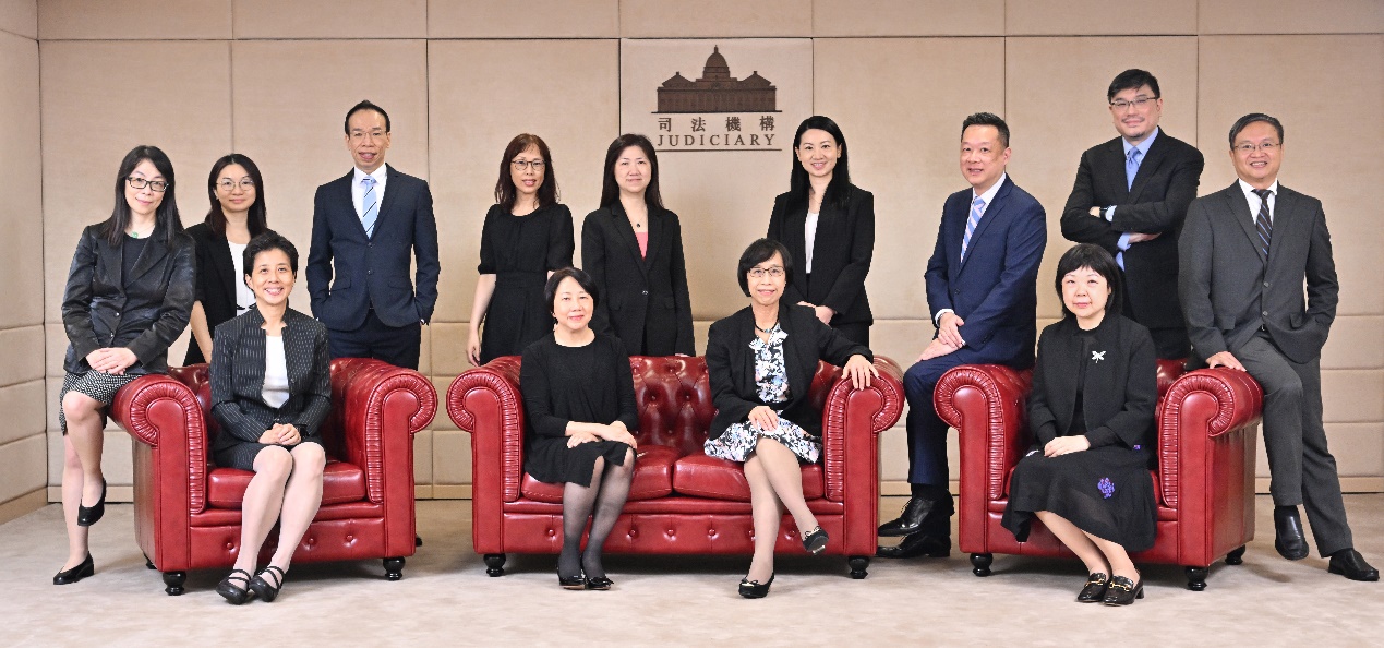 司法机构政务长梁悦贤女士(前排右二)和司法机构政务处的首长级人员