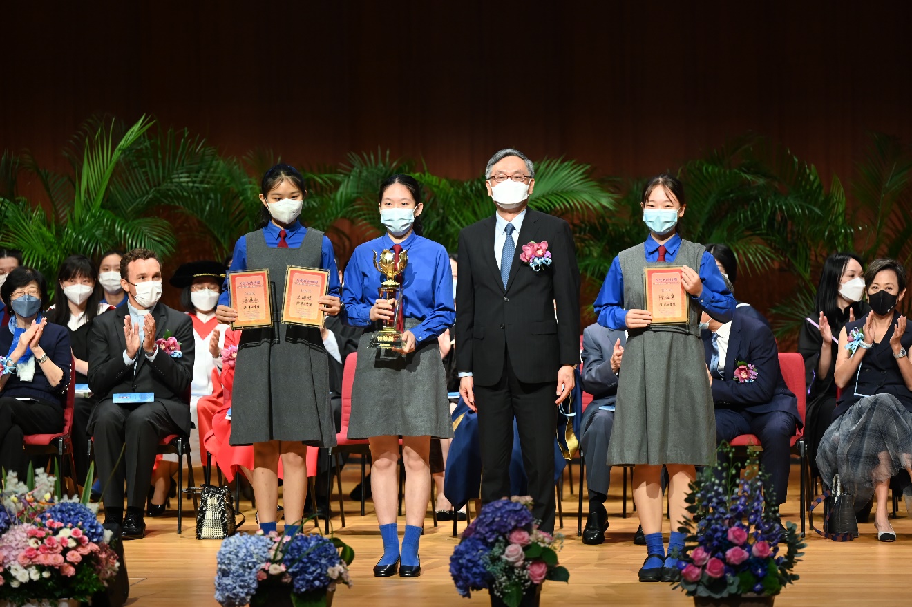 The Hon Chief Justice Andrew CHEUNG presents awards to the students at the Speech Day of Diocesan Girls’ School (11 November)