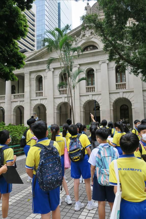 Primary school students joining the school guided visit to the Court of Final Appeal learn about the architectural features of the court building