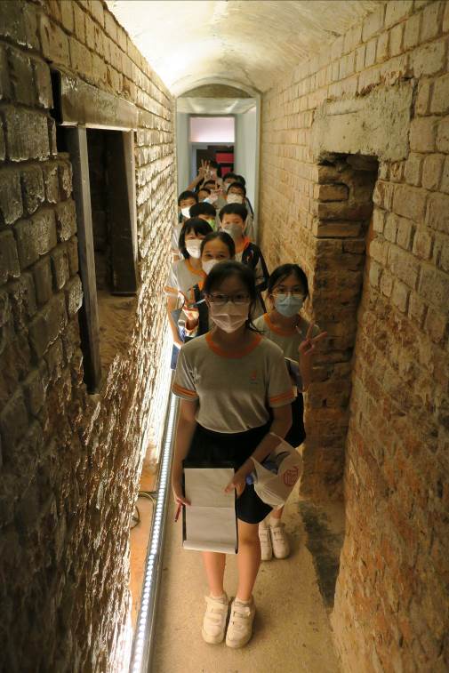 Primary school students joining the school guided visit to the Court of Final Appeal visit the “Bridge of Sighs”