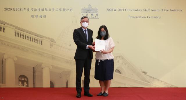 The Hon Chief Justice Andrew CHEUNG congratulates Ms Debby Chan, Clerical Officer, who receives the Outstanding Individual Award