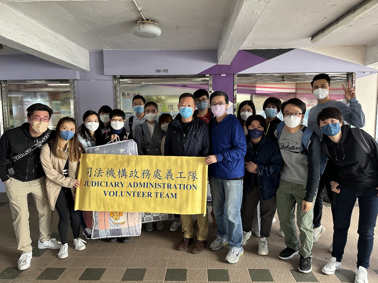 Judiciary Administration Volunteer Team participates in the “Winter Wonder Act 2022” and visits the elderly living in Choi Hung