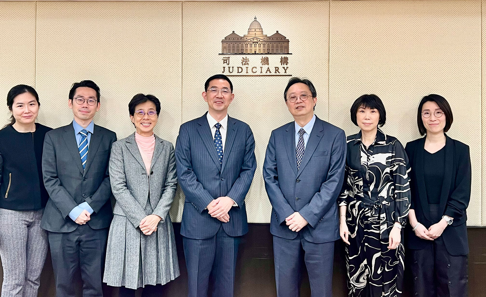 终审法院常任法官林文瀚(右三)与国际调解院筹备办公室主任孙劲博士(中)会面(三月十五日)