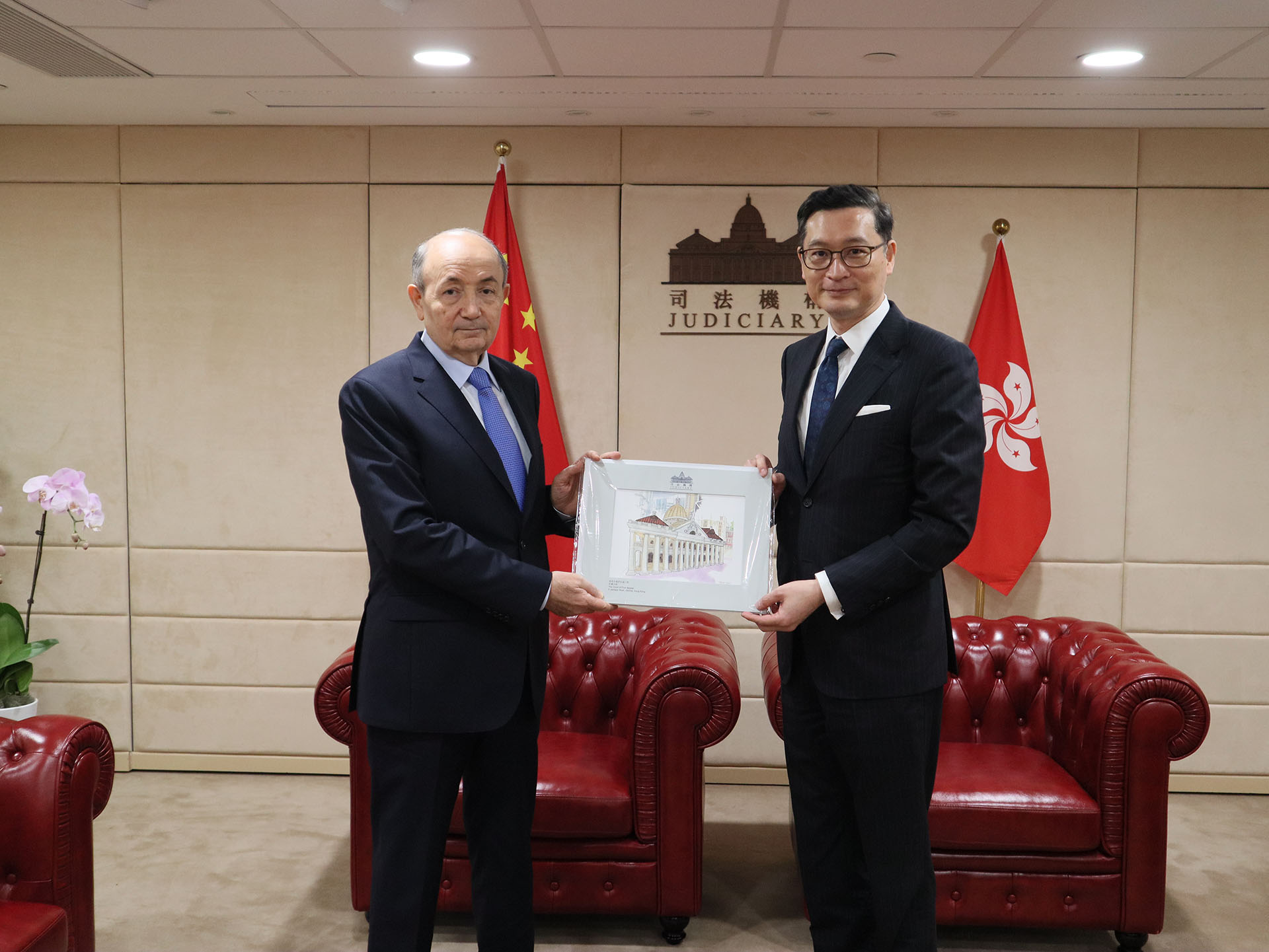 高等法院首席法官潘兆初(右)与阿塞拜疆共和国司法部长Fikrat MAMMADOV(左)会面(四月二十七日)