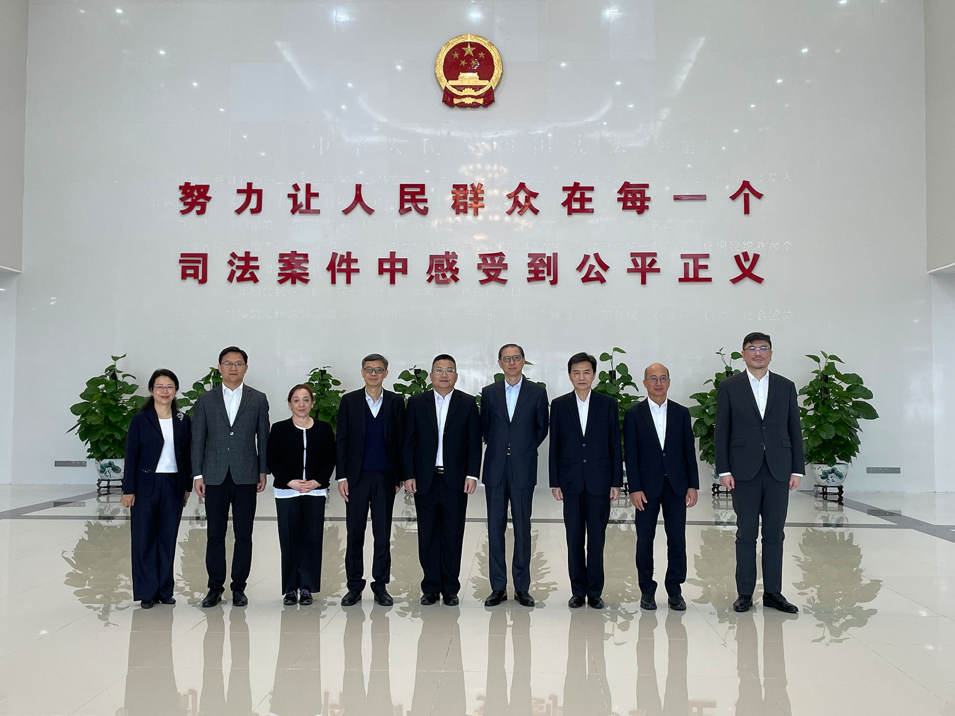 首席区域法院法官高劲修(左四) 率领司法机构代表团参访广州和深圳法院及政府机关，并出席座谈会，就婚姻及家事法司法事宜进行交流 (五月十一日至十三日)