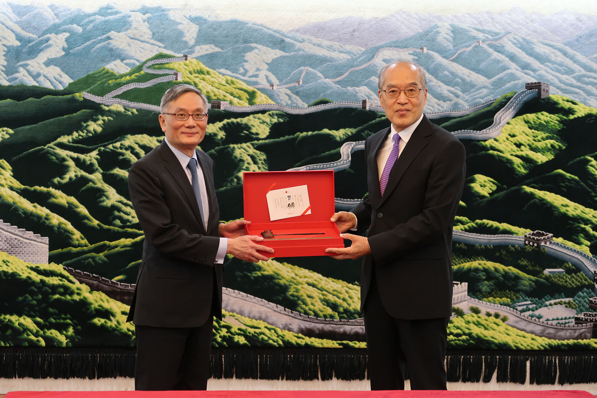终审法院首席法官张举能(左) 率领司法机构代表团在北京与最高人民法院院长张军首席大法官(右)会面，并参访其他法院以及政府机关(五月二十一日至二十四日)