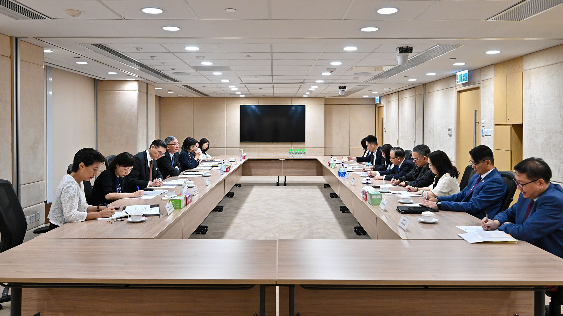 立法会司法及法律事务委员会委员到访司法机构(六月二日)