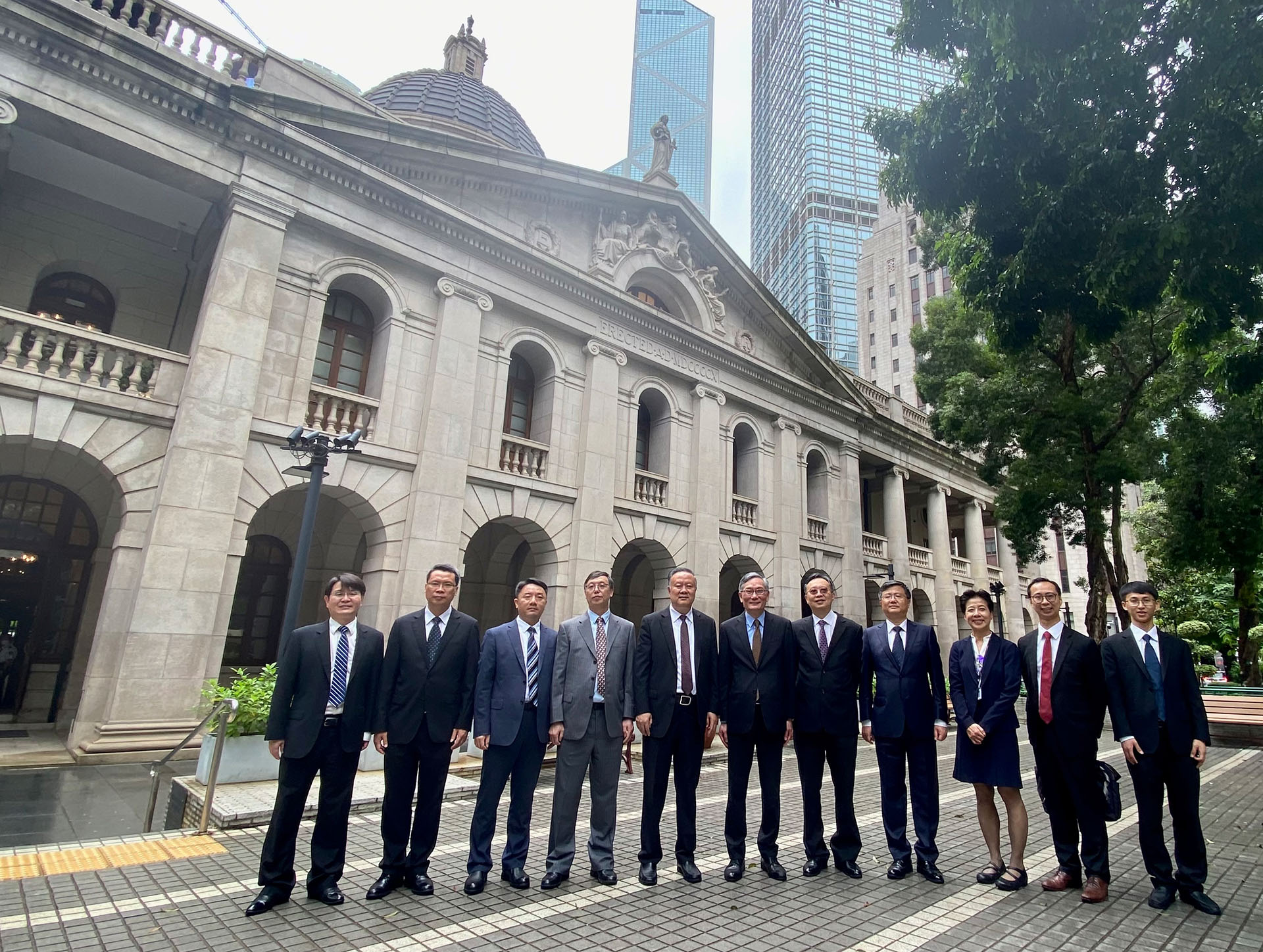浙江省高级人民法院院长李占国(左五)率领七人代表团访问司法机构(六月十五日)