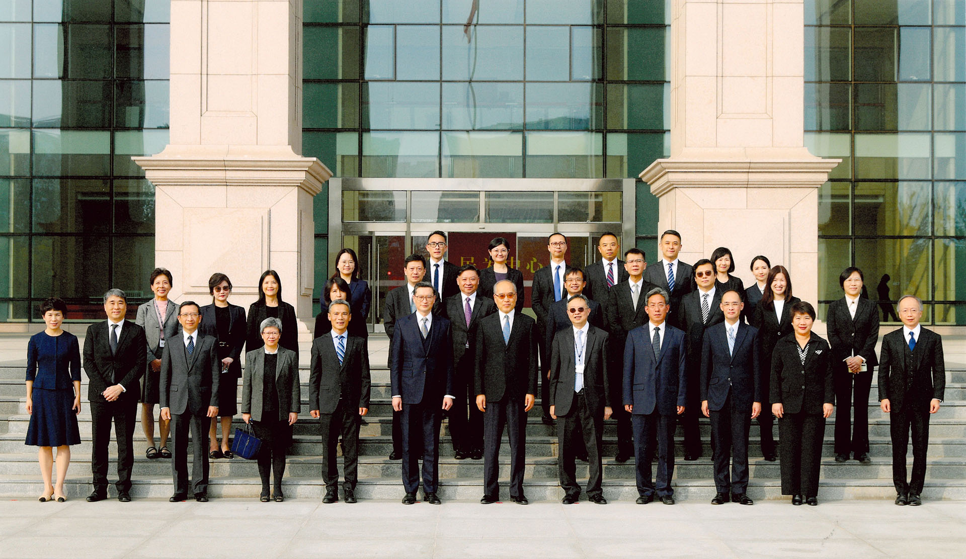 由高等法院首席法官潘兆初(前排左六) 担任团长及终审法院常任法官林文瀚（前排右五）担任副团长的十七人法官及司法人员代表团访问北京。代表团出席座谈会及主题讲座，并参访当地法院及与科技和文化等相关的设施 (十月三十日至十一月五日) <br />(相片：最高人民法院)