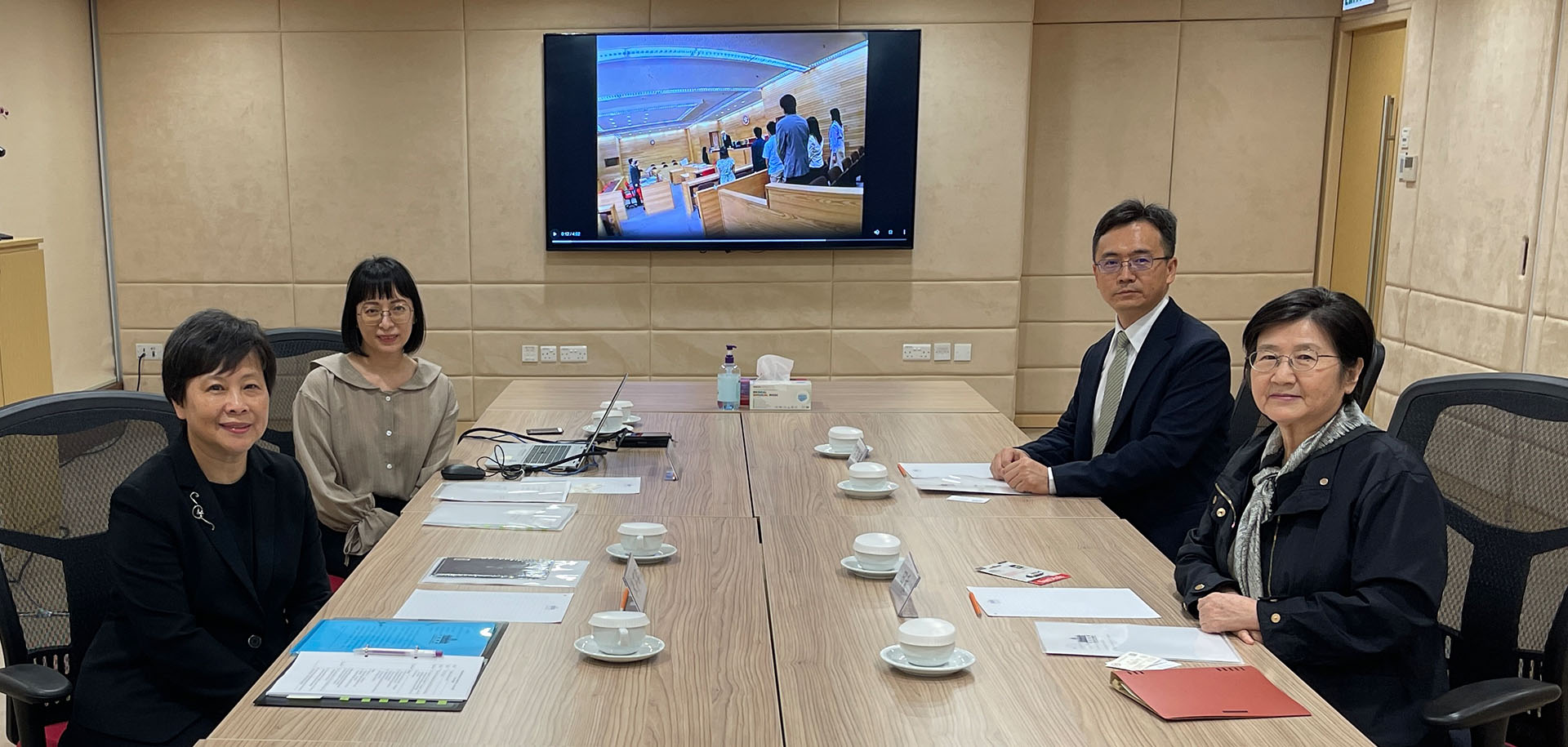 中国社会科学院国家法治指数研究中心主任田禾教授(右一)访问司法机构(十一月六日)