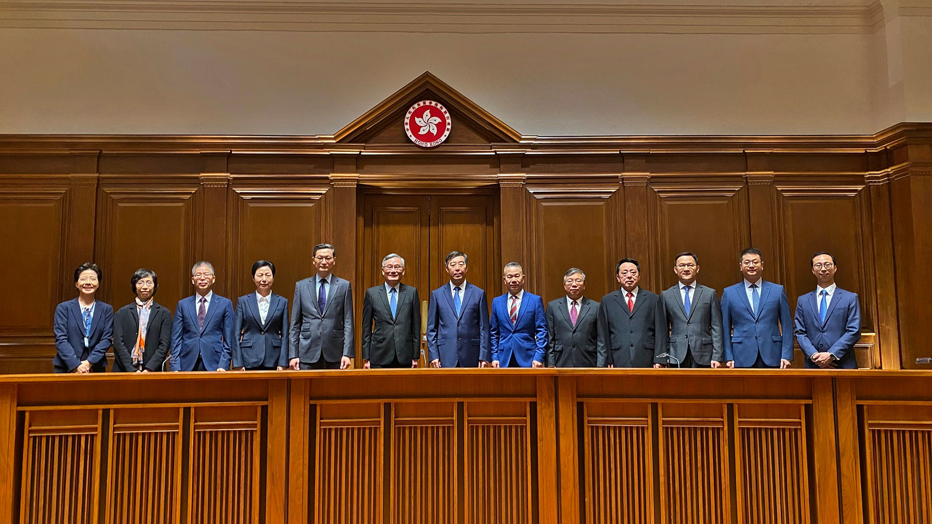 广东省高级人民法院院长张海波(右七)率领七人代表团访问司法机构 (十一月二十七日)