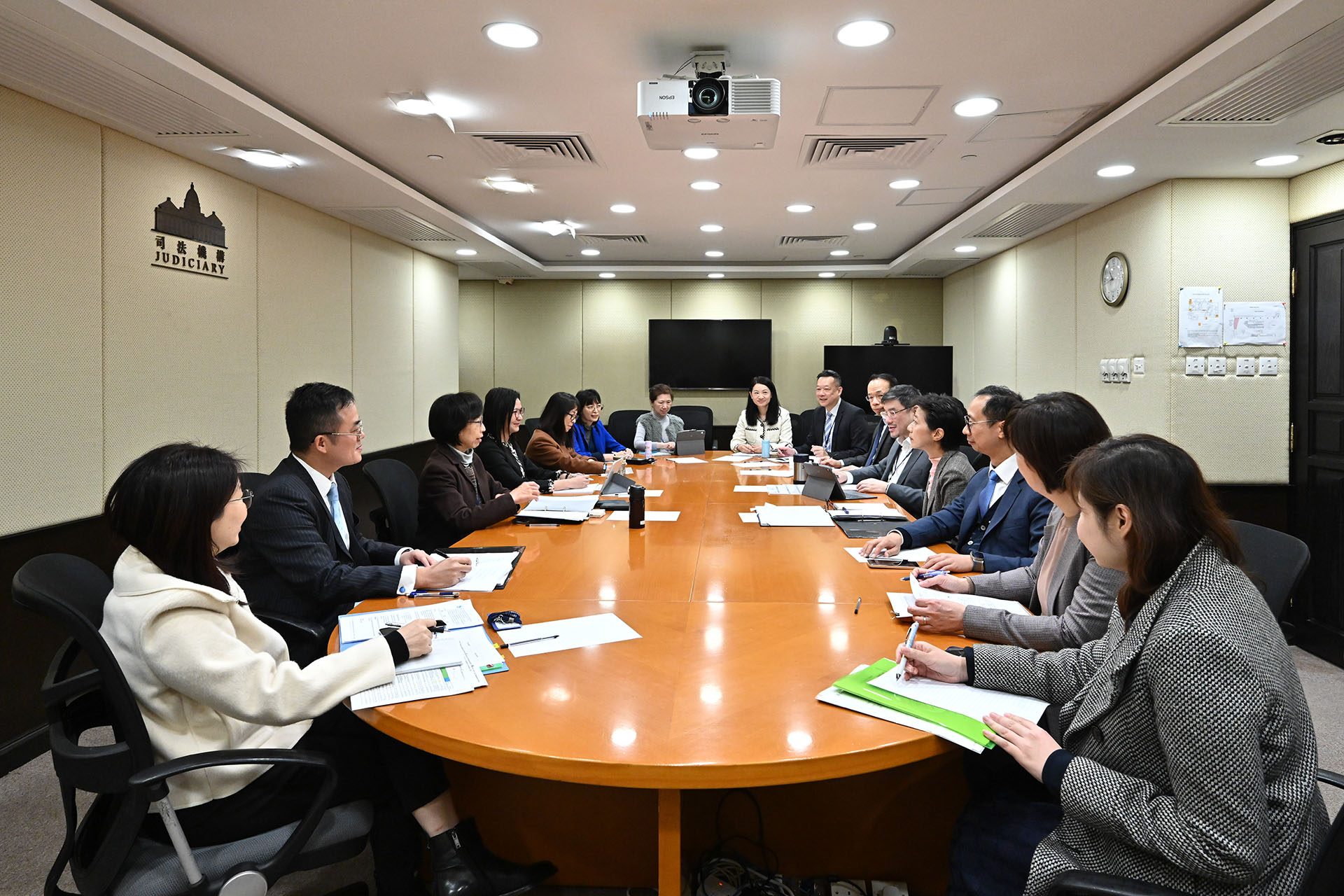 司法機構政務長梁悅賢女士和司法機構政務處的首長級人員進行會議