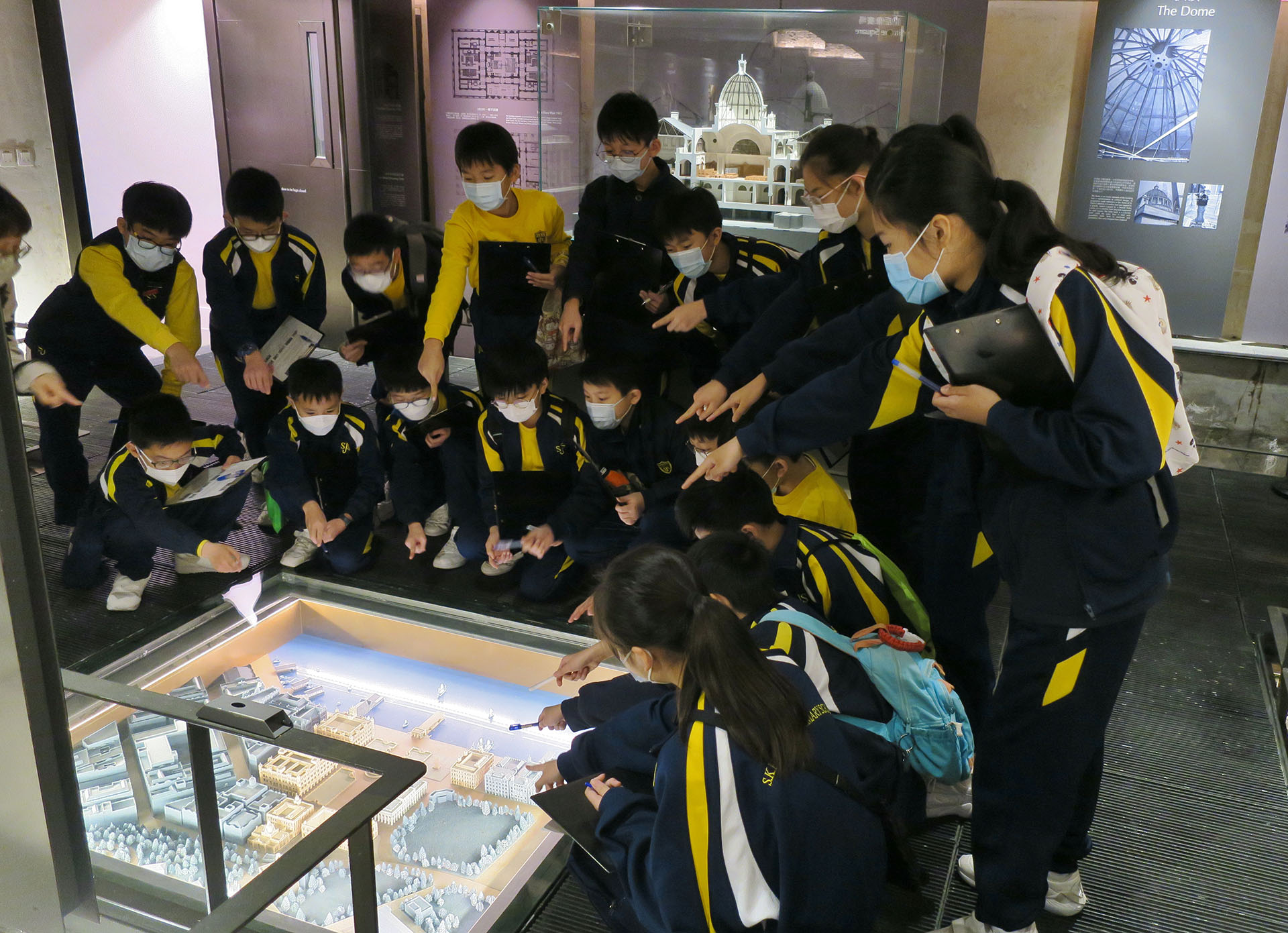 参加终审法院学校导赏活动的学生参观建筑历史展览廊