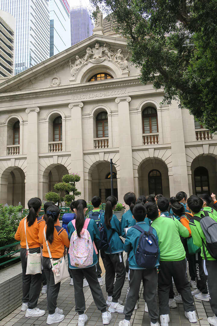 参加终审法院学校导赏活动的学生了解法院大楼的建筑特色