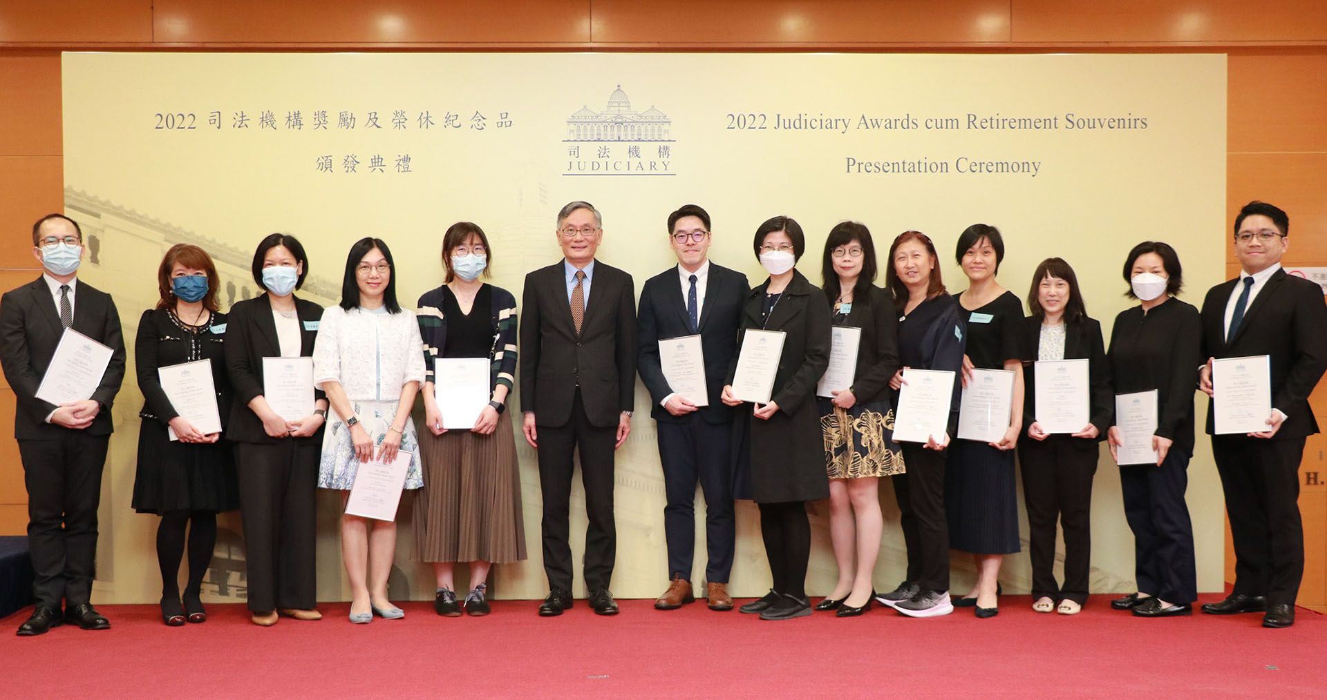 终审法院首席法官张举能恭贺获颁授「杰出团队奖」的团队