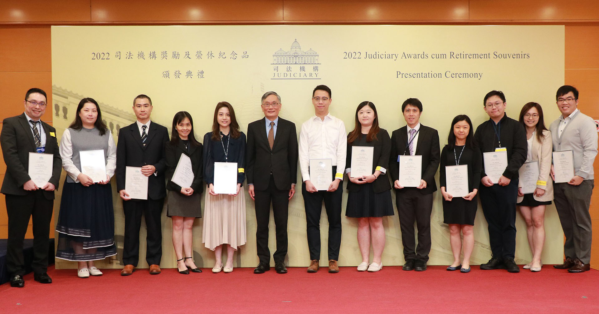 终审法院首席法官张举能恭贺获颁授「杰出团队奖」的团队