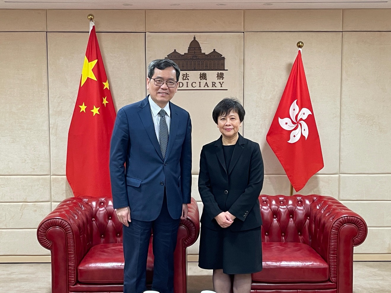 中華人民共和國駐荷蘭王國特命全權大使兼中華人民共和國常駐禁止化學武器組織代表談踐(左)訪問司法機構，並與高等法院上訴法庭副庭長朱芬齡會面(四月二十三日)