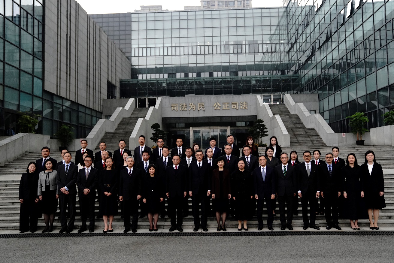 高等法院首席法官潘兆初(第一排中)率領由20名法官及司法人員組成的代表團到四川交流訪問(十一月三日至十日)
