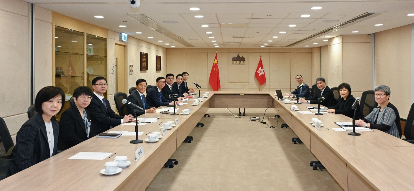 上海市高級人民法院院長賈宇(左四)率領八人代表團訪問司法機構(十一月十三日)