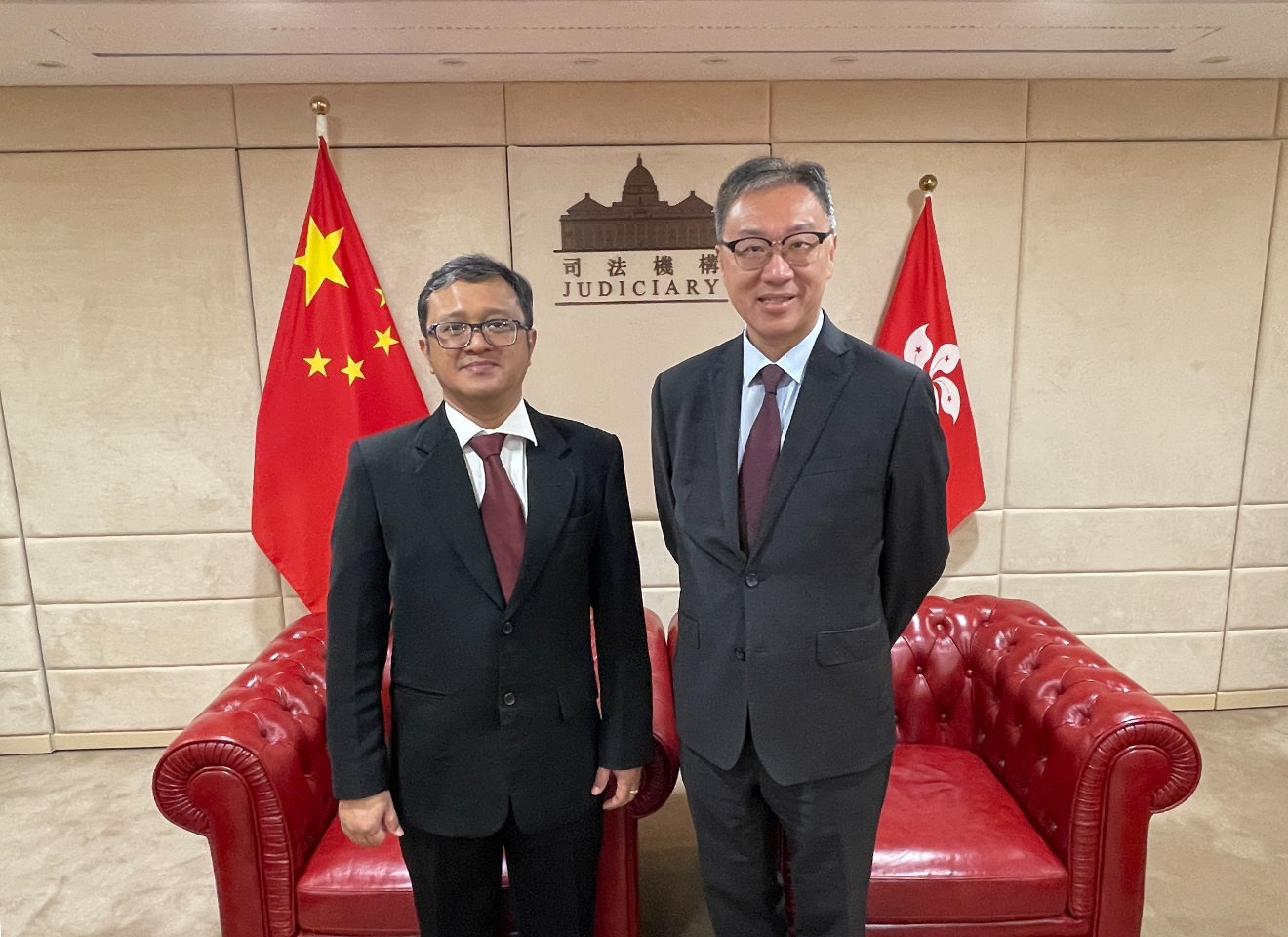 印尼知識產權律師協會主席Suyud MARGONO博士(左)訪問司法機構，並與高等法院原訟法庭法官陸啟康會面(十二月三日)